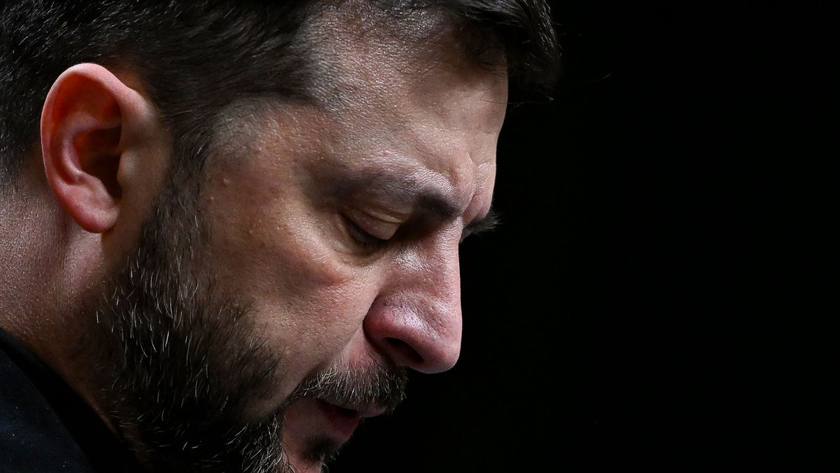 Trump_Fact_News's tweet image. 🚨🇺🇦 ALERTE INFO : Coup de tonnerre à Kiev : le NABU mène des perquisitions explosives chez Andrii Iermak, le bras droit tout-puissant de Zelensky. L’homme le plus proche du président est directement visé par une enquête anticorruption en cours. Les enquêteurs promettent «plus de…