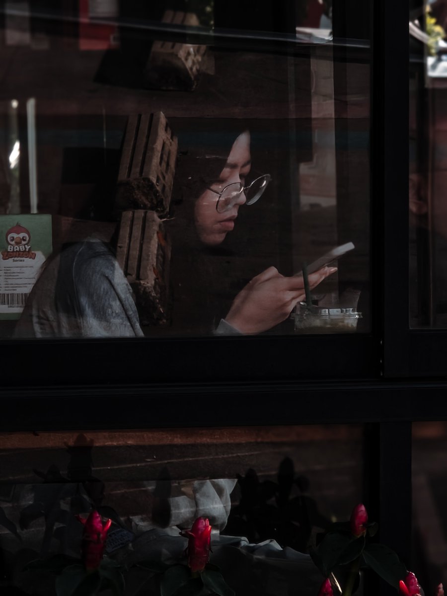 Wvisioncreation's tweet image. Chaos Reflections | S25 Ultra 20x Zoom 

Reflections aren’t always perfect or symmetrical, sometimes they’re messy, layered, and confusing… just like life.
But there’s still beauty in the chaos.

Sometimes breaking the photography rules is the way to find the mood.…