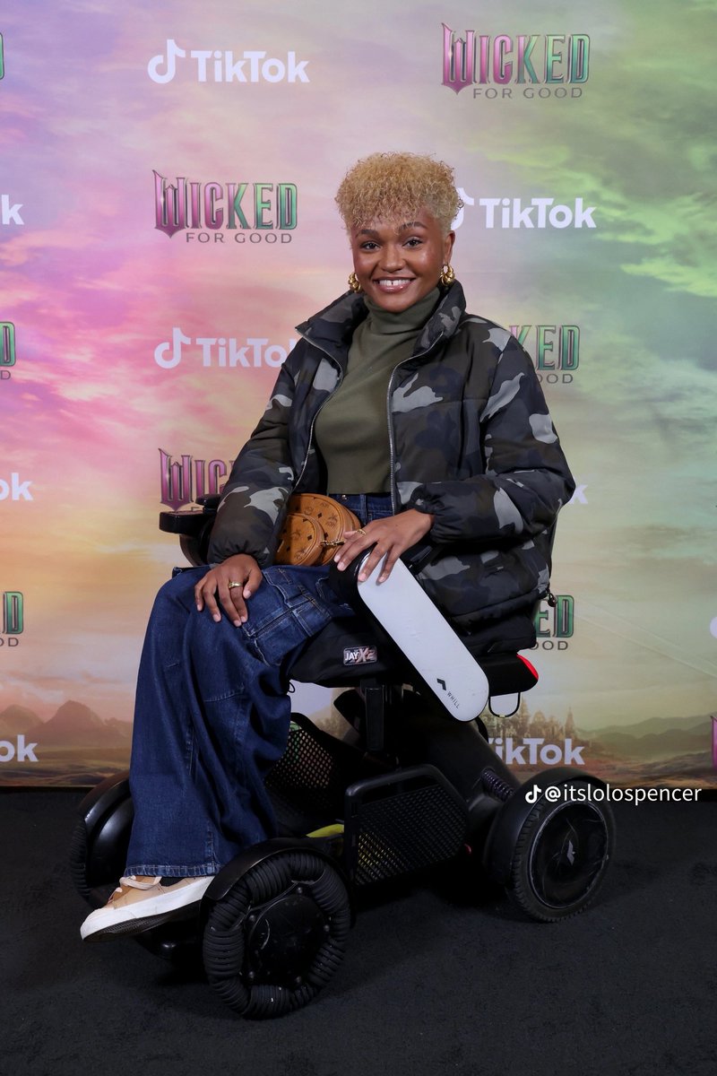 BiDisability's tweet photo. This #DisabledCreatorsFriday, we celebrate Lauren "Lolo" Spencer @itsLOLOlove π¬
Actress. Author. Advocate. And she's redefining what Hollywood thinks disabled Black women can be.
A thread on why Lolo matters π§΅ππΎ
#BeautyinDisability https://t.co/J7i3zvIPhr