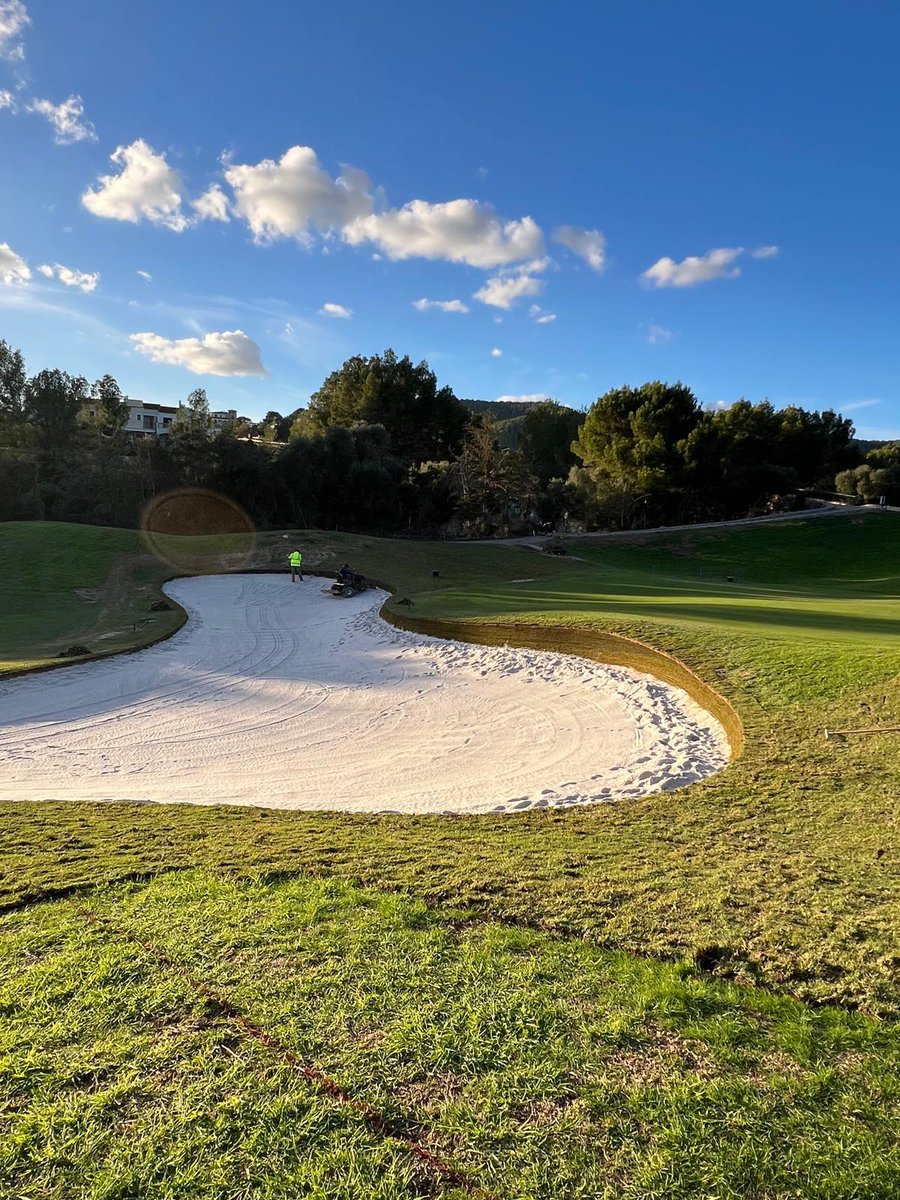 Mafergolf's tweet photo. Avanzamos en Golf de Andratx: construyendo el nuevo búnker de chipping con tecnología Better Billy Bunker y Durabunker.
Durabilidad, drenaje y calidad para el área de práctica.
⛳✨
#MaferGolf #GolfDeAndratx https://t.co/prLxvorl8T