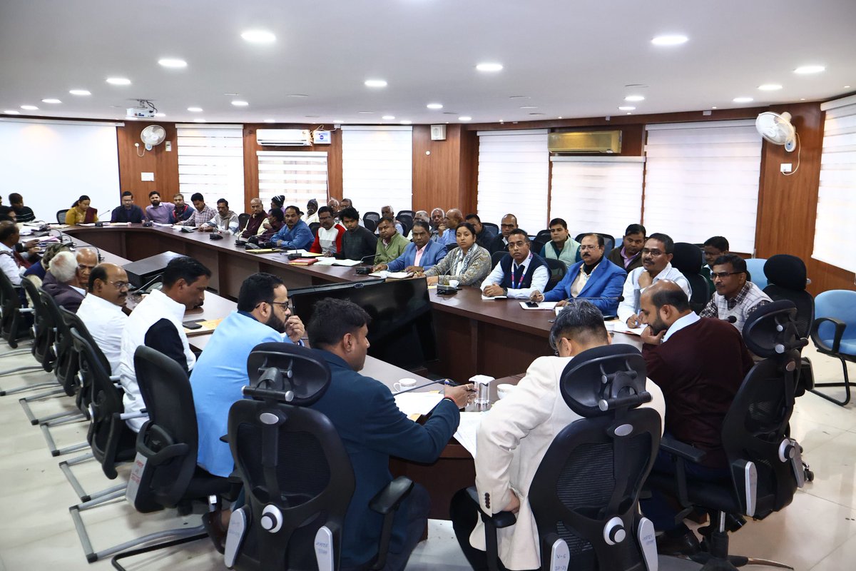 dckoderma's tweet image. आज समाहरणालय सभाकक्ष में जिला स्तरीय पेंशन अदालत का आयोजन कर शिक्षा विभाग, स्वास्थ्य विभाग, वन प्रमंडल, पथ प्रमंडल, भवन प्रमंडल, पेयजल एवं स्वच्छता विभाग, उत्पाद विभाग सहित विभिन्न विभागों से सेवानिवृत्त कर्मचारियों के पेंशन से संबंधित मामलों पर विस्तृत विचार-विमर्श किया। साथ ही…