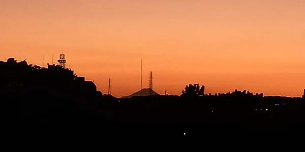 ebinenco's tweet image. 今日は日立市から土浦市へ出張。
夕方、事務所ビルの６階から
直線距離160キロ離れた富士山が見えて
感激しました。