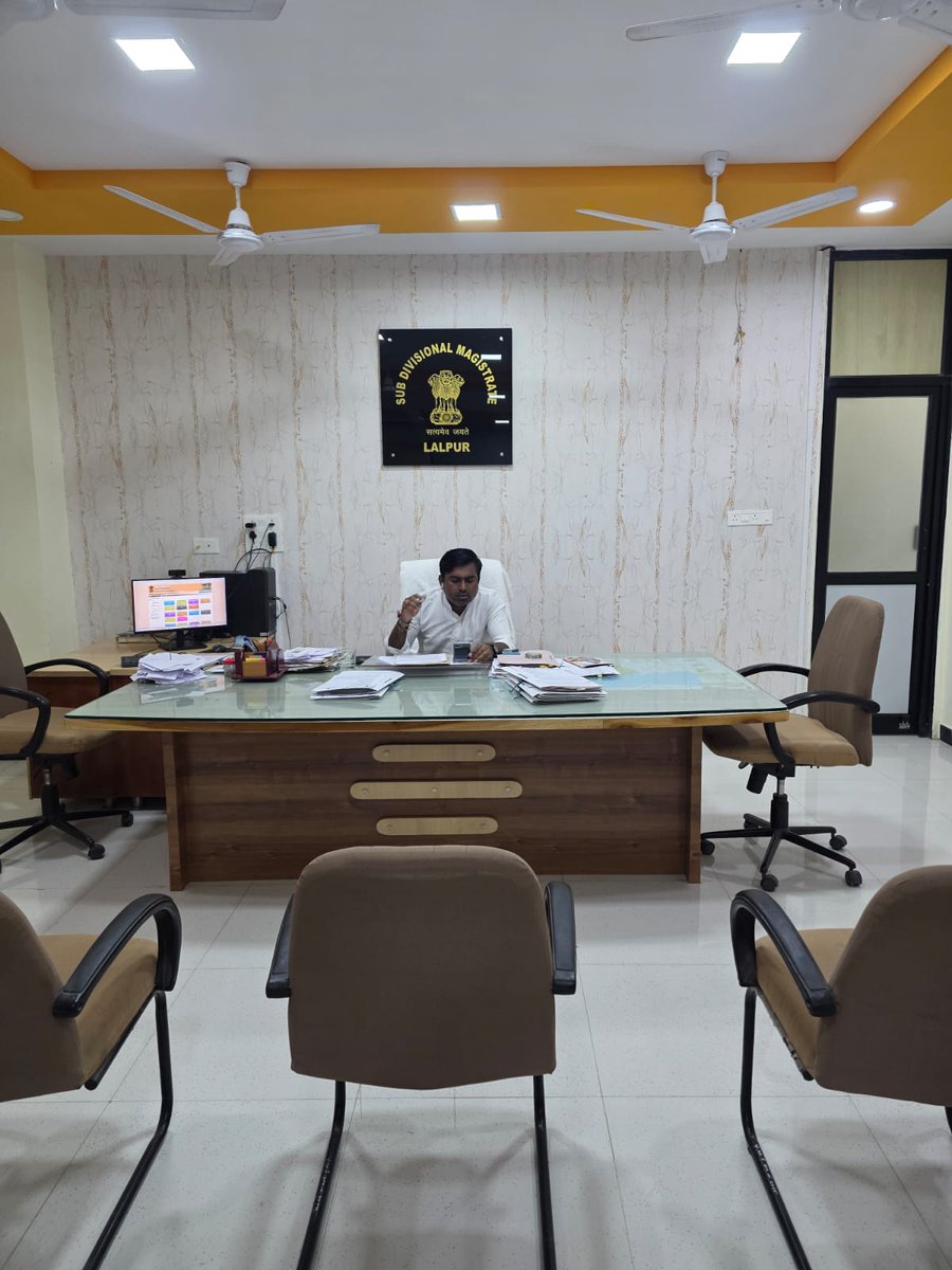 CollectorJamngr's tweet image. મતદારયાદી સુધારણા કાર્યક્રમ અન્વયે મતદાર નોંધણી અધિકારીશ્રી, ૮૦-જામજોધપુર દ્વારા AEROs, સેક્ટર ઓફીસરશ્રીઓ તથા ના. મામ.શ્રીઓ સહ બેઠક યોજી તા. ૨૯-૩૦ નવે.ના રોજ યોજવામાં આવનાર ખાસ કેમ્પના આયોજનની સમીક્ષા કરી તમામ કામગીરી પૂર્ણ કરવા સુચના આપી.
@ECISVEEP @CEOGujarat @infojamnagargog