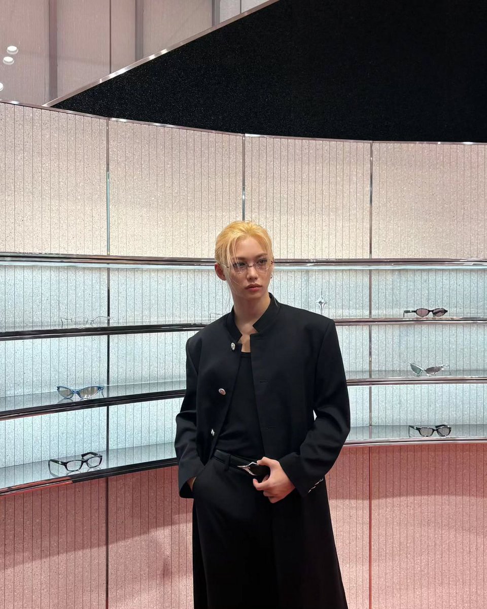 yongdeelixx's tweet image. 2025년 롱코트 트렌드 완벽 정리! 셀럽이 사랑한 롱코트 5 - 에스콰이어 코리아

#Felix chose a slim, long coat that gives off a sleek vibe. The clean-cut black long coat is accented with gold buttons, creating a charismatic look even without flashy accessories. The mandarin collar…