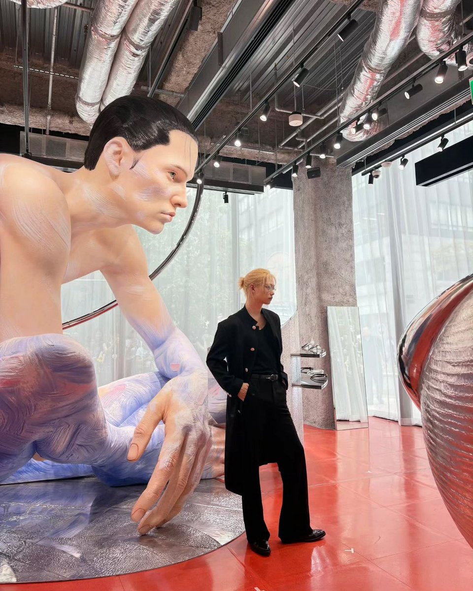 yongdeelixx's tweet image. 2025년 롱코트 트렌드 완벽 정리! 셀럽이 사랑한 롱코트 5 - 에스콰이어 코리아

#Felix chose a slim, long coat that gives off a sleek vibe. The clean-cut black long coat is accented with gold buttons, creating a charismatic look even without flashy accessories. The mandarin collar…