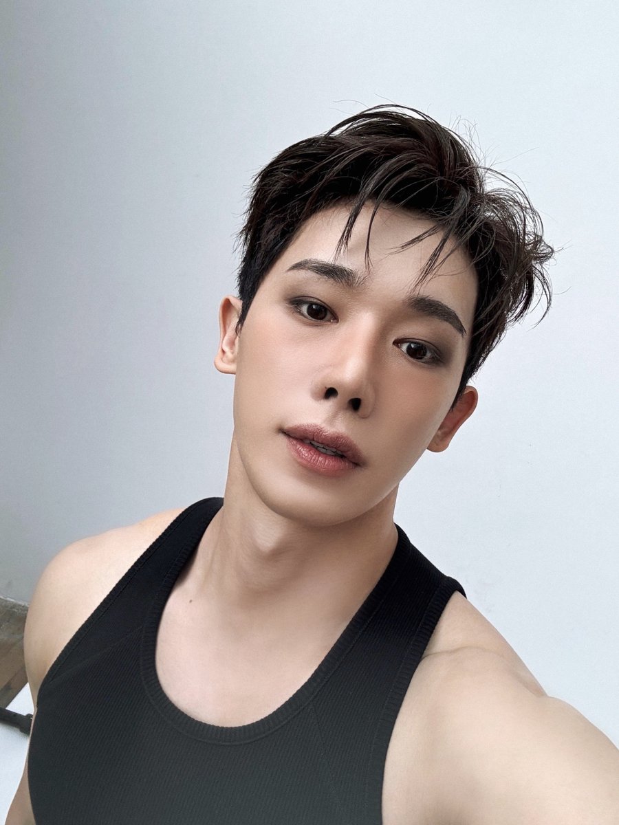 official__wonho's tweet image. 위니들 런던에서 촬영한 매거진 어땠나요?

#원호 #WONHO