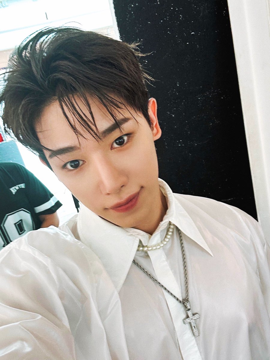 official__wonho's tweet image. 위니들 런던에서 촬영한 매거진 어땠나요?

#원호 #WONHO