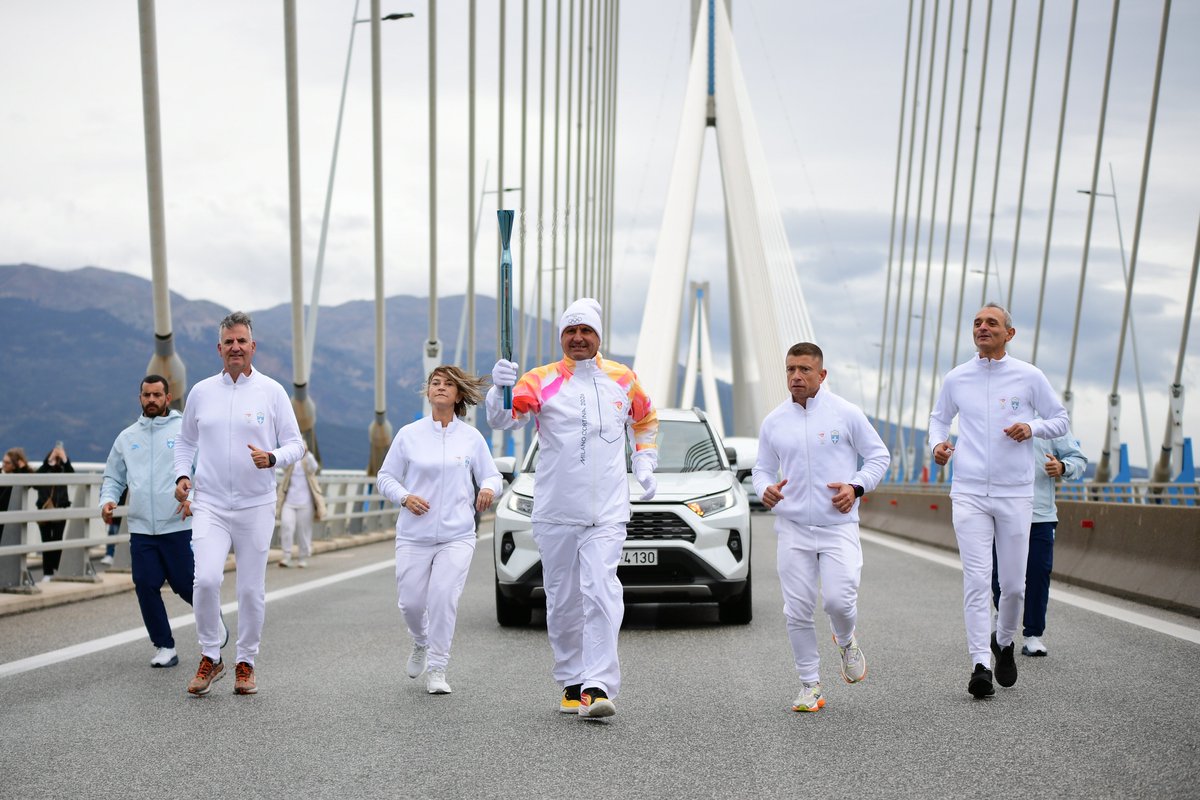 HellenicOlympic's tweet image. Η Oλυμπιακή Φλόγα πέρασε από τη γέφυρα Ρίου–Αντιρρίου στη 2η μέρα της Ολυμπιακής Λαμπαδηδρομίας για τους Χειμερινούς Ολυμπιακούς Αγώνες @milanocortina26 

#ΟlympicFlame #TorchRelay #HellenicOlympicCommittee #MilanoCortina2026