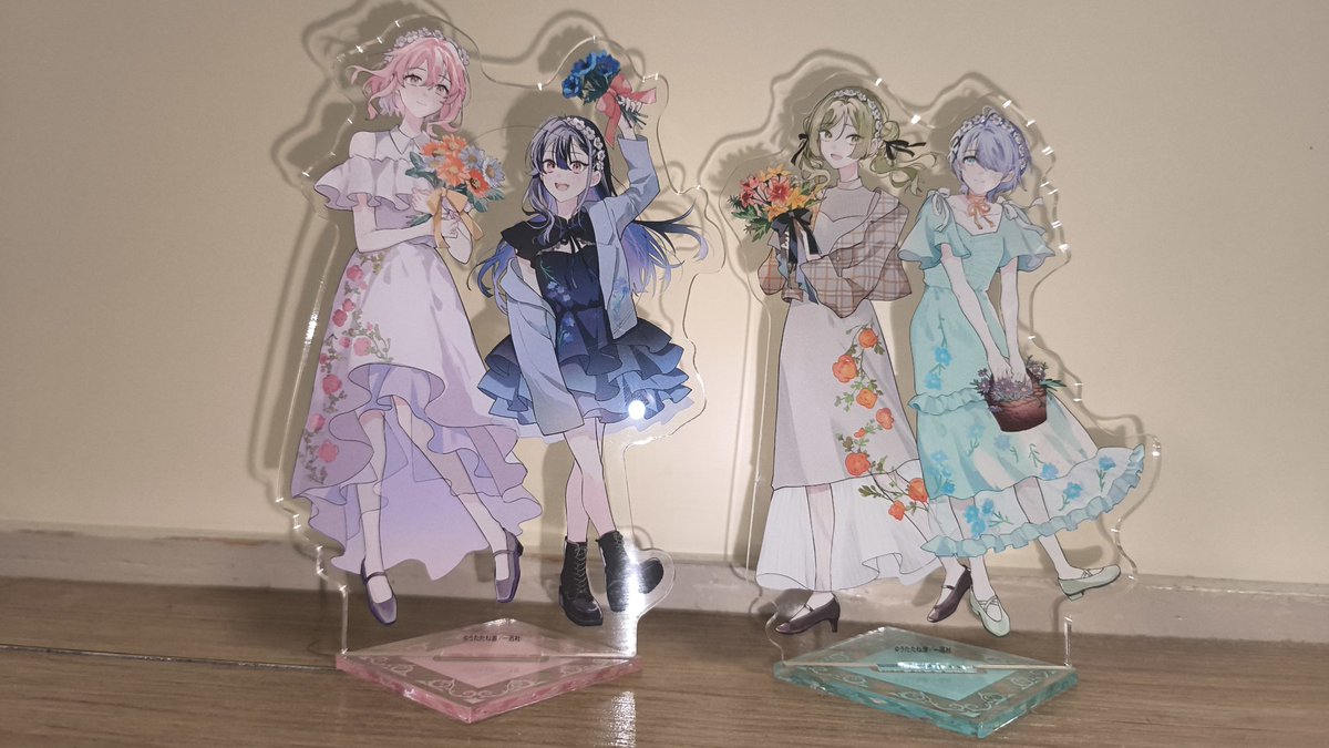 踊り場にスカートが鳴るのポップアップストアのアクスタ届いたー。どっちもかわいい