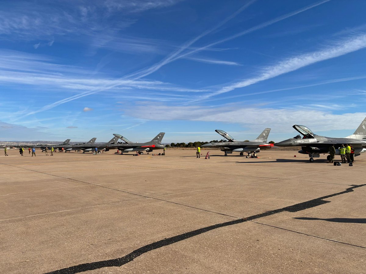 MinDefensa_Ar's tweet image. Los F-16 argentinos ya están en camino.

Despegaron entre nubes desde la Base Aérea Skrydstrup, en Dinamarca, y aterrizaron bajo el sol de Zaragoza, España, para su primera escala y reabastecimiento.

Cada tramo que avanzan acorta la distancia con nuestro cielo. En todo el país,…