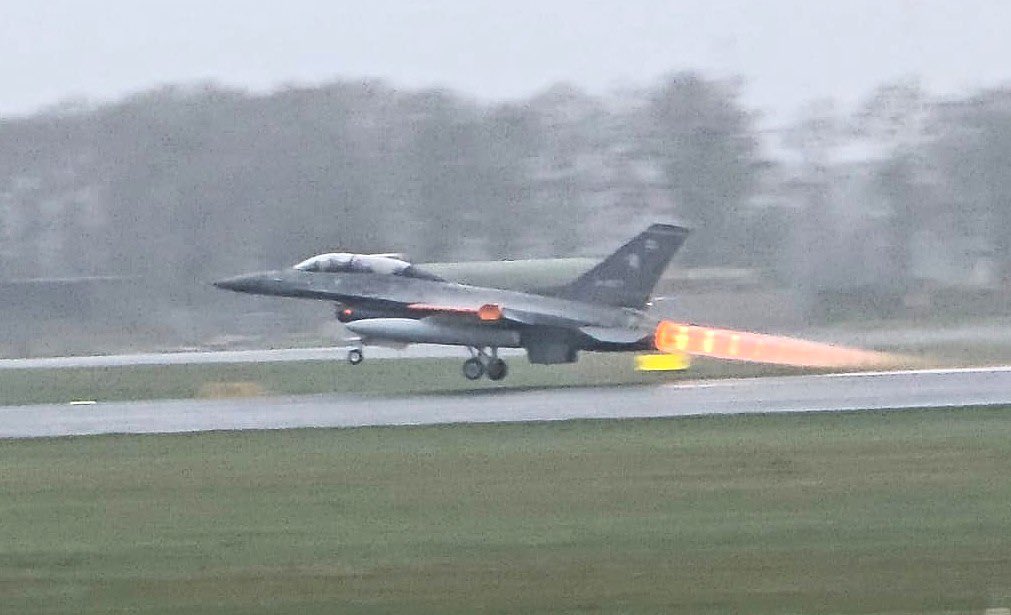 Los F-16 argentinos ya están en camino.

Despegaron entre nubes desde la Base Aérea Skrydstrup, en Dinamarca, y aterrizaron bajo el sol de Zaragoza, España, para su primera escala y reabastecimiento.

Cada tramo que avanzan acorta la distancia con nuestro cielo. En todo el país,