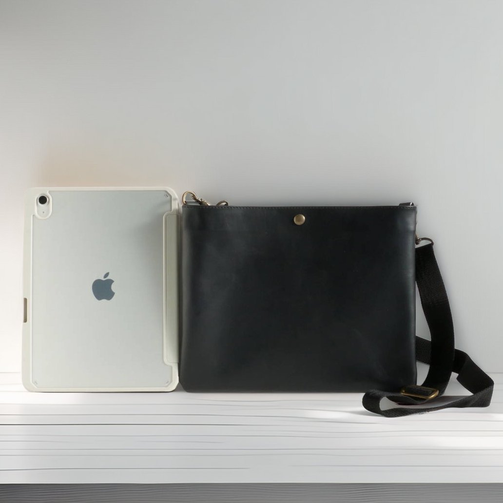 iPad11インチ対応のサコッシュが完成しました✨
普段使いにも旅行にも便利なサイズ感。
軽くて太めのショルダーで肩もラクに😊
長財布も横向きで収納OK。
70〜128cm調整でき、男女問わず使えるシンプル形。
minne.com/items/43763427
#minne #サコッシュ