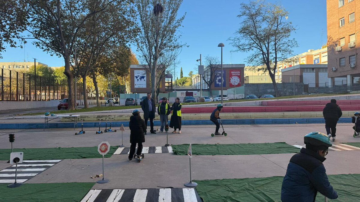 🚘 #MadridCalle30 organiza un circuito para enseñar educación vial a escolares de Latina
👦👧Está dirigido a niños de 4º de primaria
📍El concejal del distrito, <a href="/albertogonzdiaz/">Alberto González D.</a> , ha visitado la instalación esta mañana

👉informate.madrid.es/fc9ij