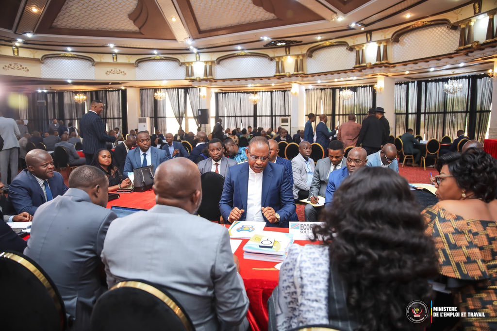 MinEmploiTraRDC's tweet photo. #RDC
#INFOS 28.11.2025

Dans le cadre de l’examen du projet de loi de finances pour l’exercice 2026, la Commission Économique, Financière et de Contrôle Budgétaire a reçu, ce jeudi 27 novembre, le Ministre de l’Emploi et Travail, Ferdinand MASSAMBA WA MASSAMBA, pour une séance de travail avec les députés nationaux membres de la Commission ECOFIN.

Les échanges ont porté principalement sur deux points inscrits à l’ordre du jour :
•la délivrance des cartes de travail et des visas de séjour pour étrangers,
•les statistiques relatives aux expatriés.

Comme à son habitude, le Ministre Ferdinand MASSAMBA a abordé cet exercice avec élégance et engagement, apportant des arguments pertinents et des éclaircissements convaincants.