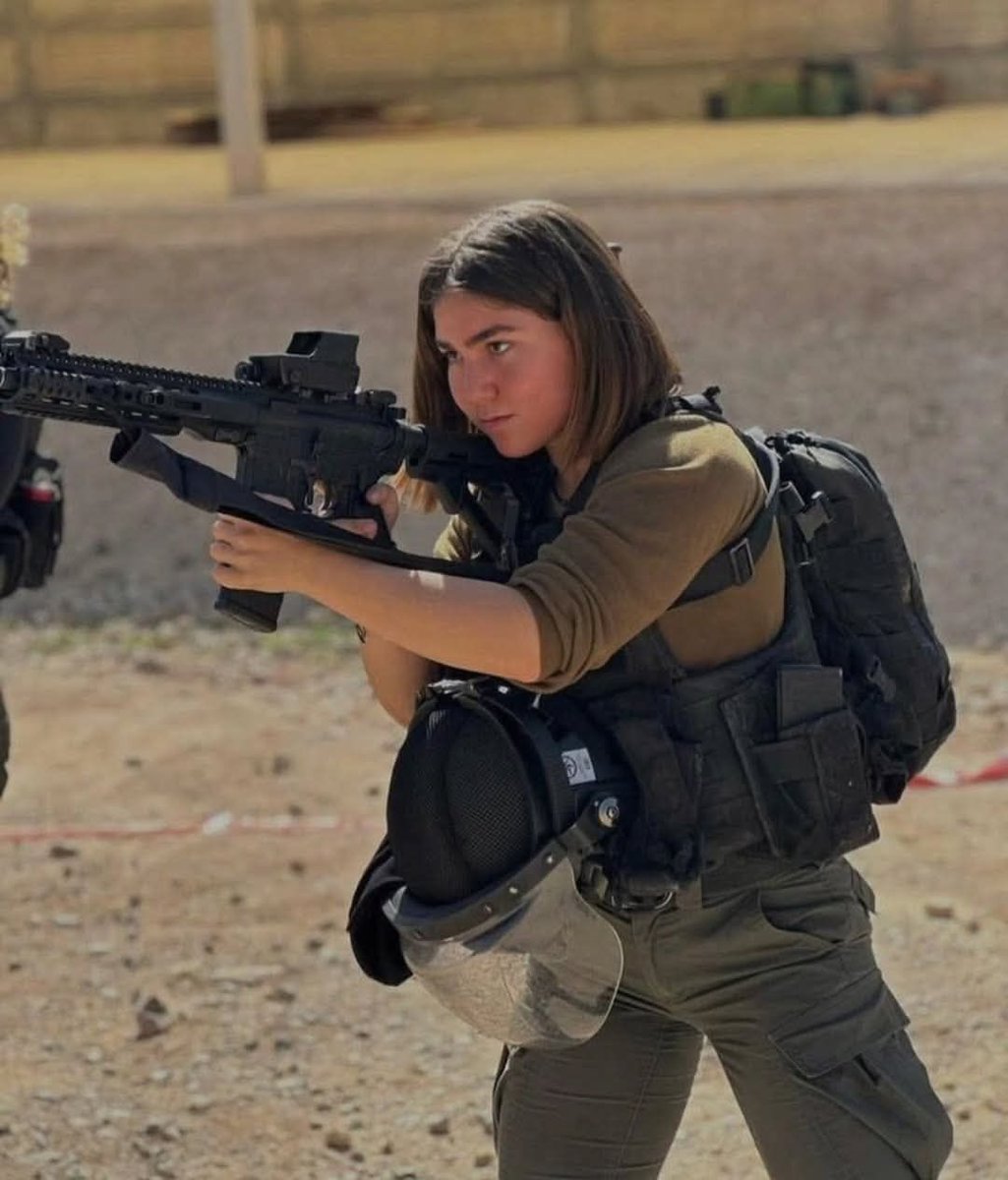 EliAfriatISR's tweet image. Rose Lubin, 20, from Atlanta, immigrated to Israel alone for two years.

She enlisted in the Border Police, served as a fighter, and on October 7, she went out with a gun to the entrance gate of Kibbutz Sa&apos;ad in the enclave where she lived, to prevent terrorists from entering.…