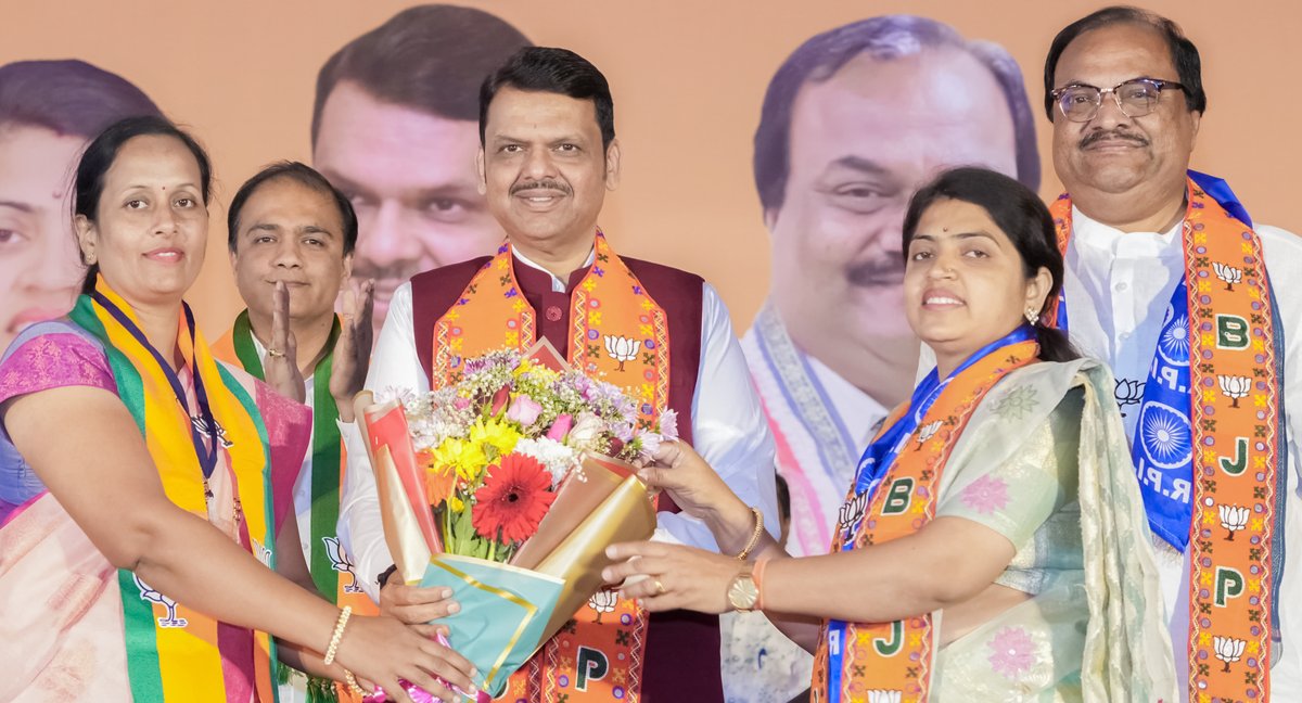 Dev_Fadnavis's tweet image. विकासाला पाठबळ, जनतेच्या प्रगतीसाठी कार्यरत केवळ कमळ!

हिंगणघाट नगर परिषदेच्या नगराध्यक्ष पदाच्या भाजपा उमेदवार डॉ. नयनाताई तुळसकर, सिंदी (रेल्वे) नगर परिषदेच्या नगराध्यक्ष पदाच्या भाजपा उमेदवार राणीताई कलोडे व सर्व नगरसेवक पदाचे उमेदवार यांच्या प्रचारार्थ &apos;जाहीर सभे&apos;मध्ये…