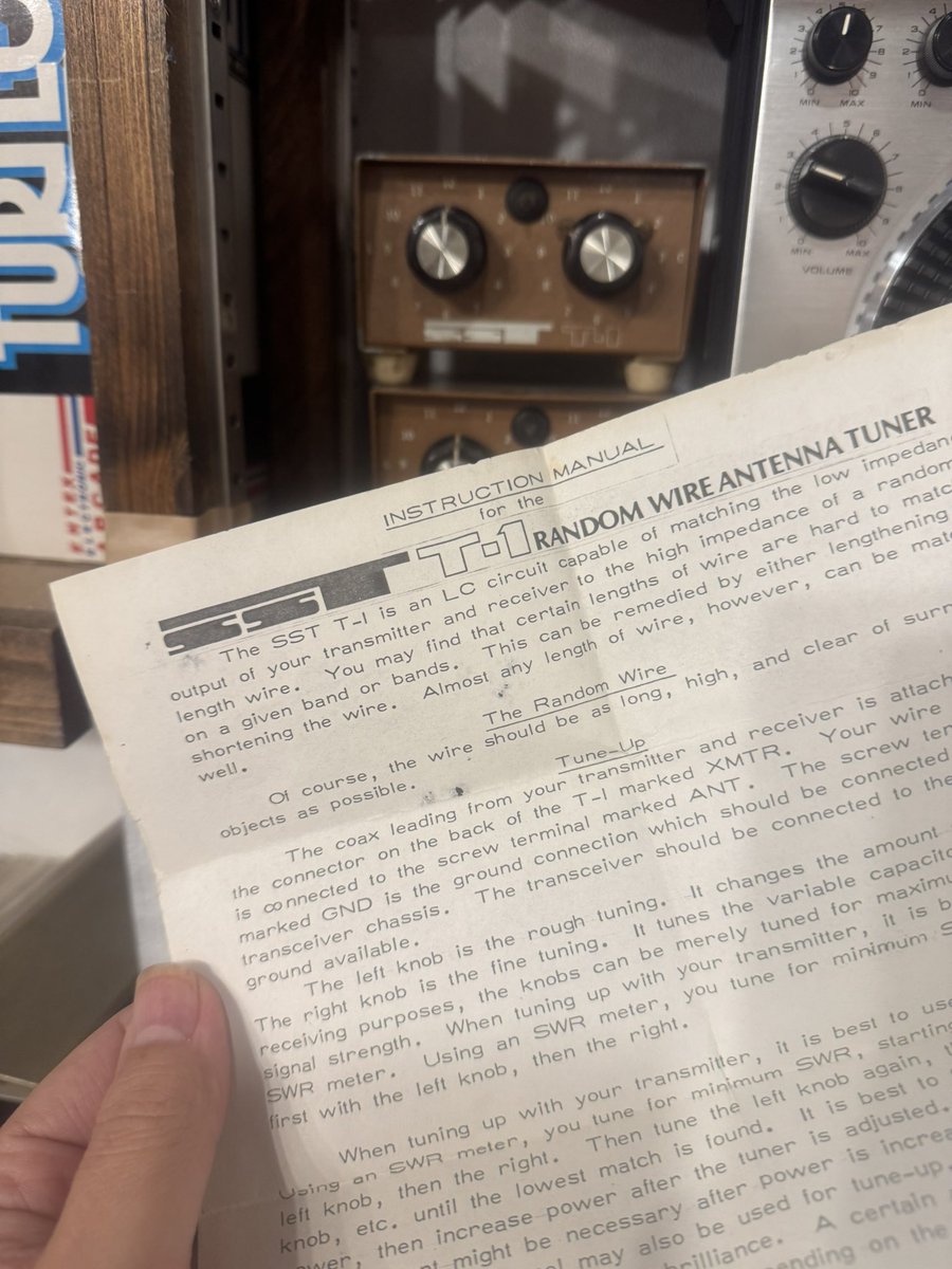 スタジオ上のレコード屋RRRRRで発見したこの機材は、エフェクターではなく短波ラジオのアンテナ感度調整用の機材。

しかし、そのロゴを見れば分かる通り、ソニックユースやミニットメン、ブラックフラッグでお馴染みのSSTレコードのスタート地点がこの電子機材販売だったとのこと。初めて見た！