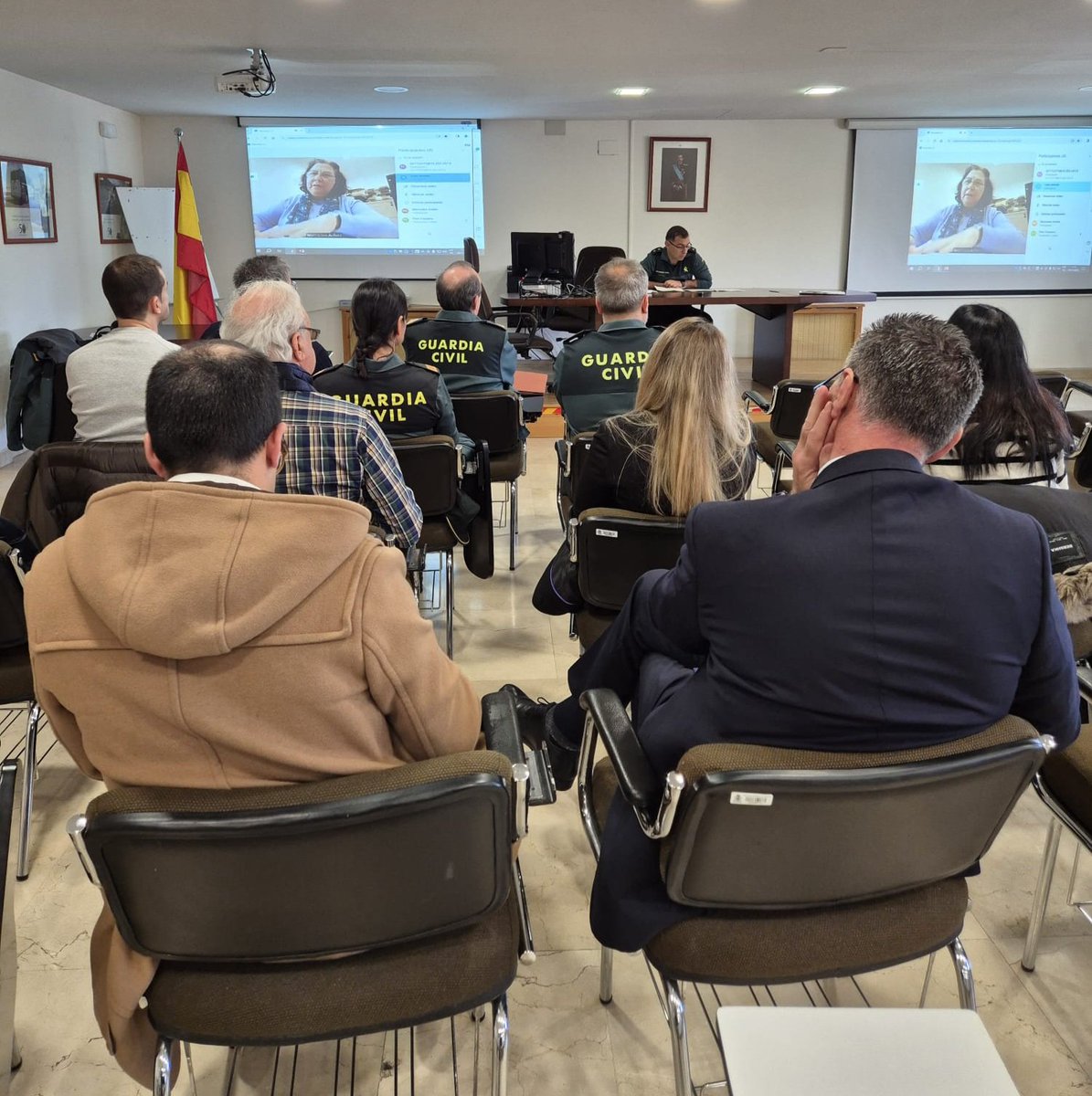 guardiacivil_le's tweet photo. ✅️ La @guardiacivil_le se ha reunido esta mañana con representantes de empresas de #SeguridadPrivada en el marco del denominado #PlanCoopera  cuyo objetivo es potenciar el apoyo operativo mutuo mediante el intercambio bidireccional de información https://t.co/MUwE50H6Kg