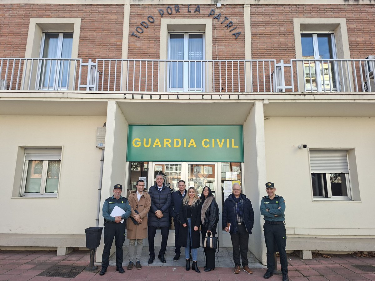 guardiacivil_le's tweet photo. ✅️ La @guardiacivil_le se ha reunido esta mañana con representantes de empresas de #SeguridadPrivada en el marco del denominado #PlanCoopera  cuyo objetivo es potenciar el apoyo operativo mutuo mediante el intercambio bidireccional de información https://t.co/MUwE50H6Kg