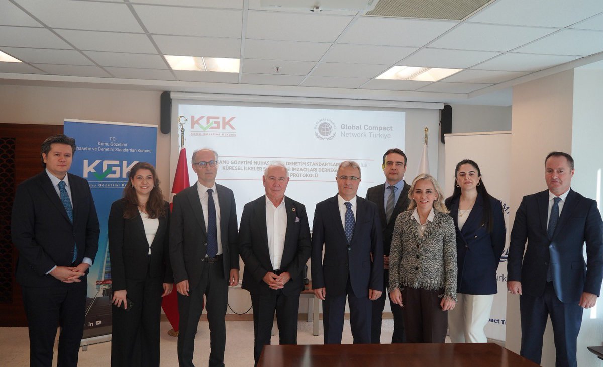 KamuGozetimi's tweet photo. Türkiye’de sürdürülebilirlik raporlamasının gelişimini desteklemek ve şirketlerin uluslararası standartlara uyum kapasitesini artırmak amacıyla Kamu Gözetimi, Muhasebe ve Denetim Standartları Kurumu (KGK) ile UN Global Compact Türkiye arasında bir iş birliği protokolü imzalandı. https://t.co/XG74lB0hp8