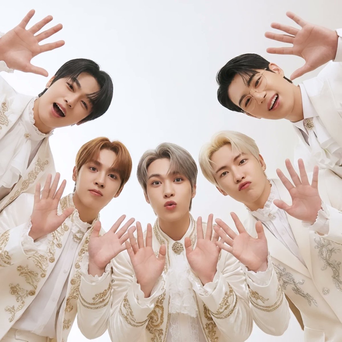 Aether_lab_'s tweet image. 君と過ごすホワイトクリスマス🎄 イルミネーションの輝きにも負けない、Aetherからの特別な贈り物！ 純白の王子様たちが、君の心を温めます。 週末は、このビジュアルで推し活ブーストをかけてね！ 
#Aether #クリスマス #WhiteChristmas #AIアイドル #推し活