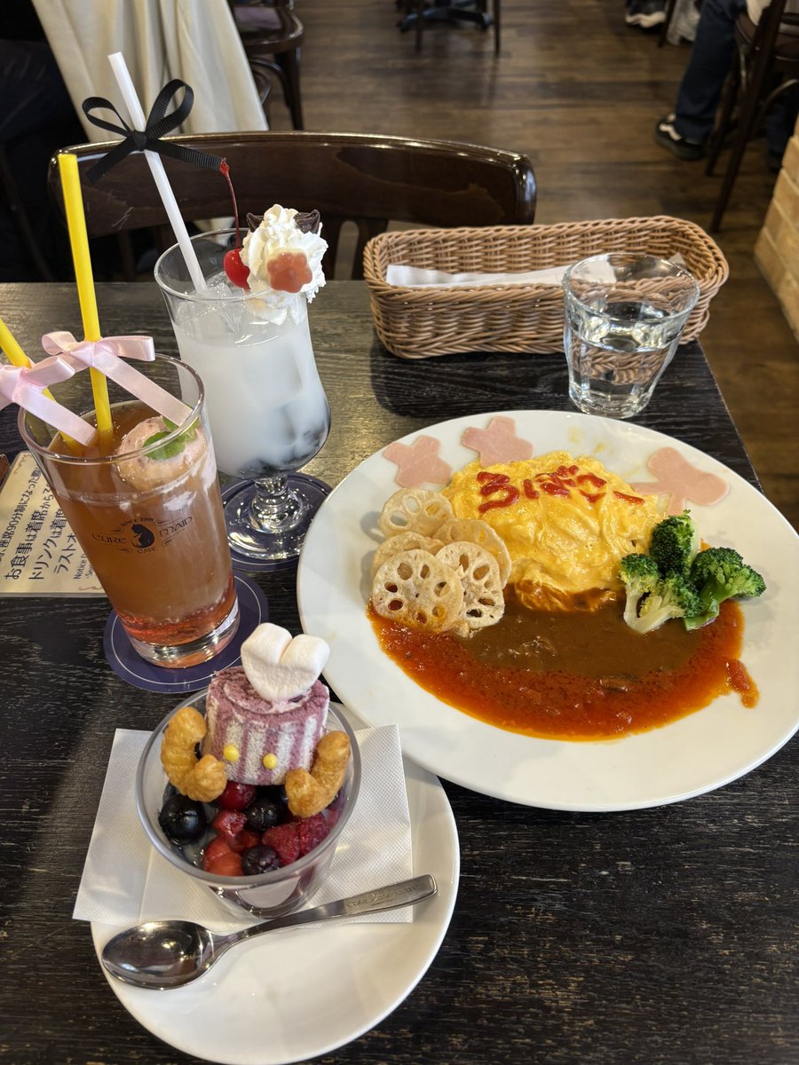 SupremeCodfish's tweet image. A feast filled with Roboco-chan's love!

I'm glad I was able to catch it this trip

It's been a while since I've had such a cute meal 😳

 #ろぼメイドカフェ