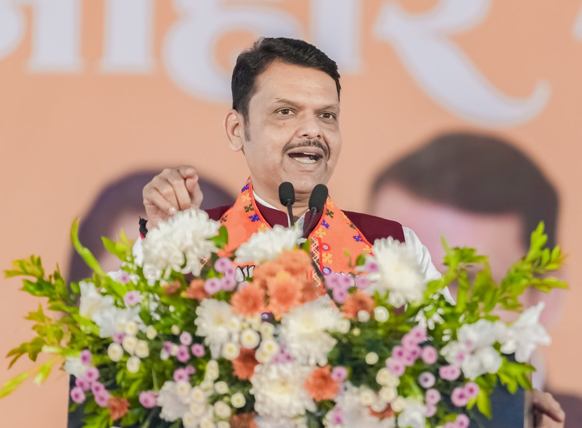 Dev_Fadnavis's tweet image. विकासाला पाठबळ, जनतेच्या प्रगतीसाठी कार्यरत केवळ कमळ!

हिंगणघाट नगर परिषदेच्या नगराध्यक्ष पदाच्या भाजपा उमेदवार डॉ. नयनाताई तुळसकर, सिंदी (रेल्वे) नगर परिषदेच्या नगराध्यक्ष पदाच्या भाजपा उमेदवार राणीताई कलोडे व सर्व नगरसेवक पदाचे उमेदवार यांच्या प्रचारार्थ &apos;जाहीर सभे&apos;मध्ये…