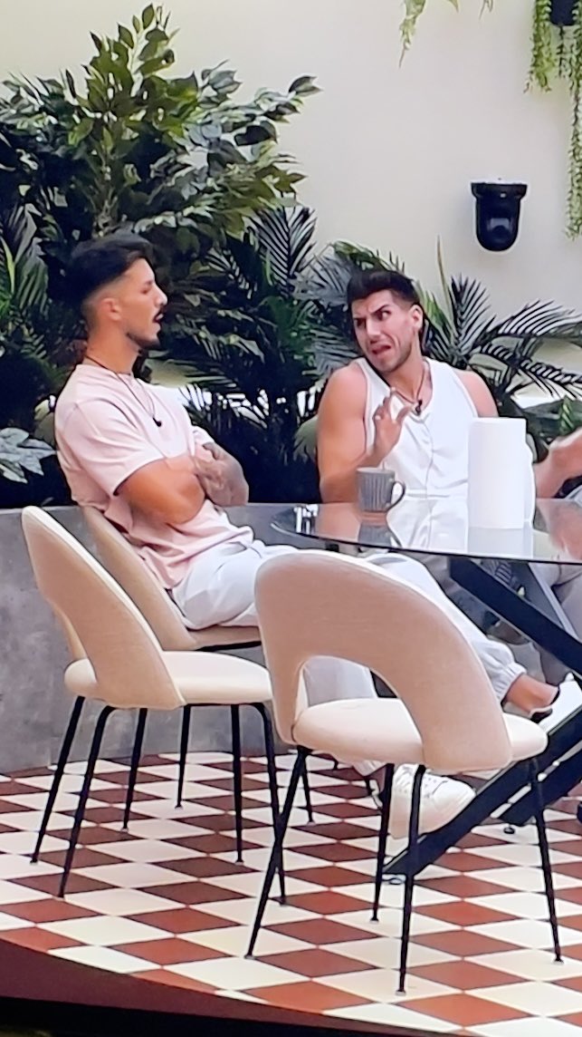 CapNomDusuari's tweet image. Pero estos dos imbeciles debatiendo si Aroa ha cambiado o no y decidiendo que debe cambiar su forma de ser?? PERO QUIEN COJ SON? Que cambien ellos, que son insoportable y encima aburren …  #GH28n