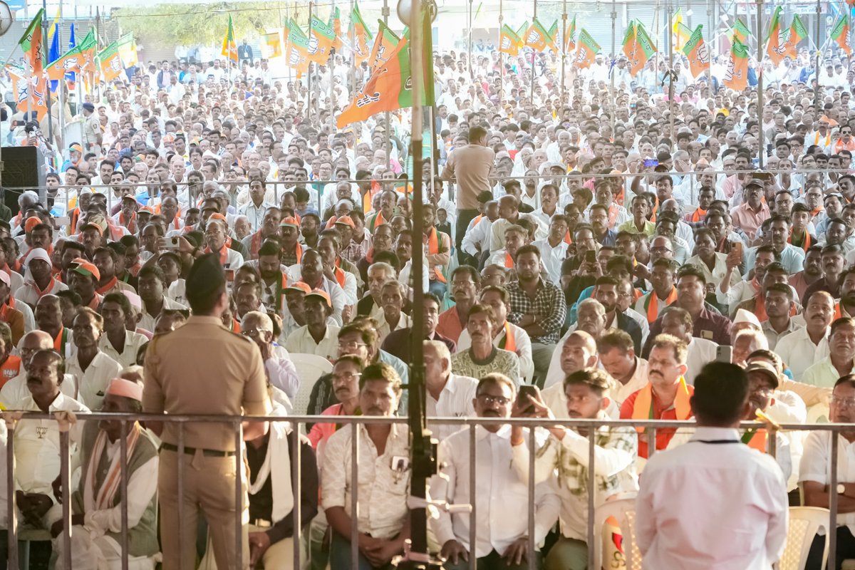 Dev_Fadnavis's tweet image. विकासाला पाठबळ, जनतेच्या प्रगतीसाठी कार्यरत केवळ कमळ!

हिंगणघाट नगर परिषदेच्या नगराध्यक्ष पदाच्या भाजपा उमेदवार डॉ. नयनाताई तुळसकर, सिंदी (रेल्वे) नगर परिषदेच्या नगराध्यक्ष पदाच्या भाजपा उमेदवार राणीताई कलोडे व सर्व नगरसेवक पदाचे उमेदवार यांच्या प्रचारार्थ &apos;जाहीर सभे&apos;मध्ये…