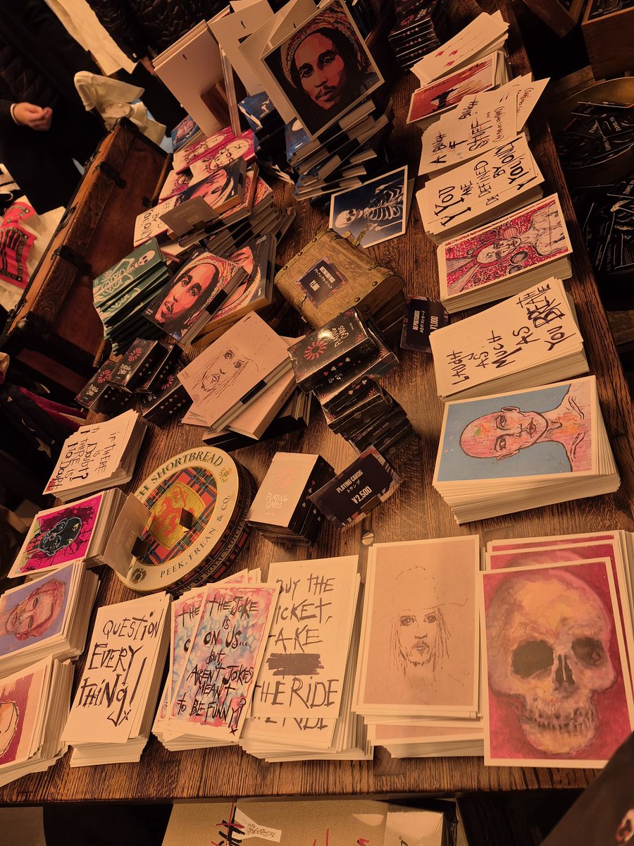 ジョニー・デップ展 「A Bunch of Stuff - Tokyo」 賑やかなグッズ売場