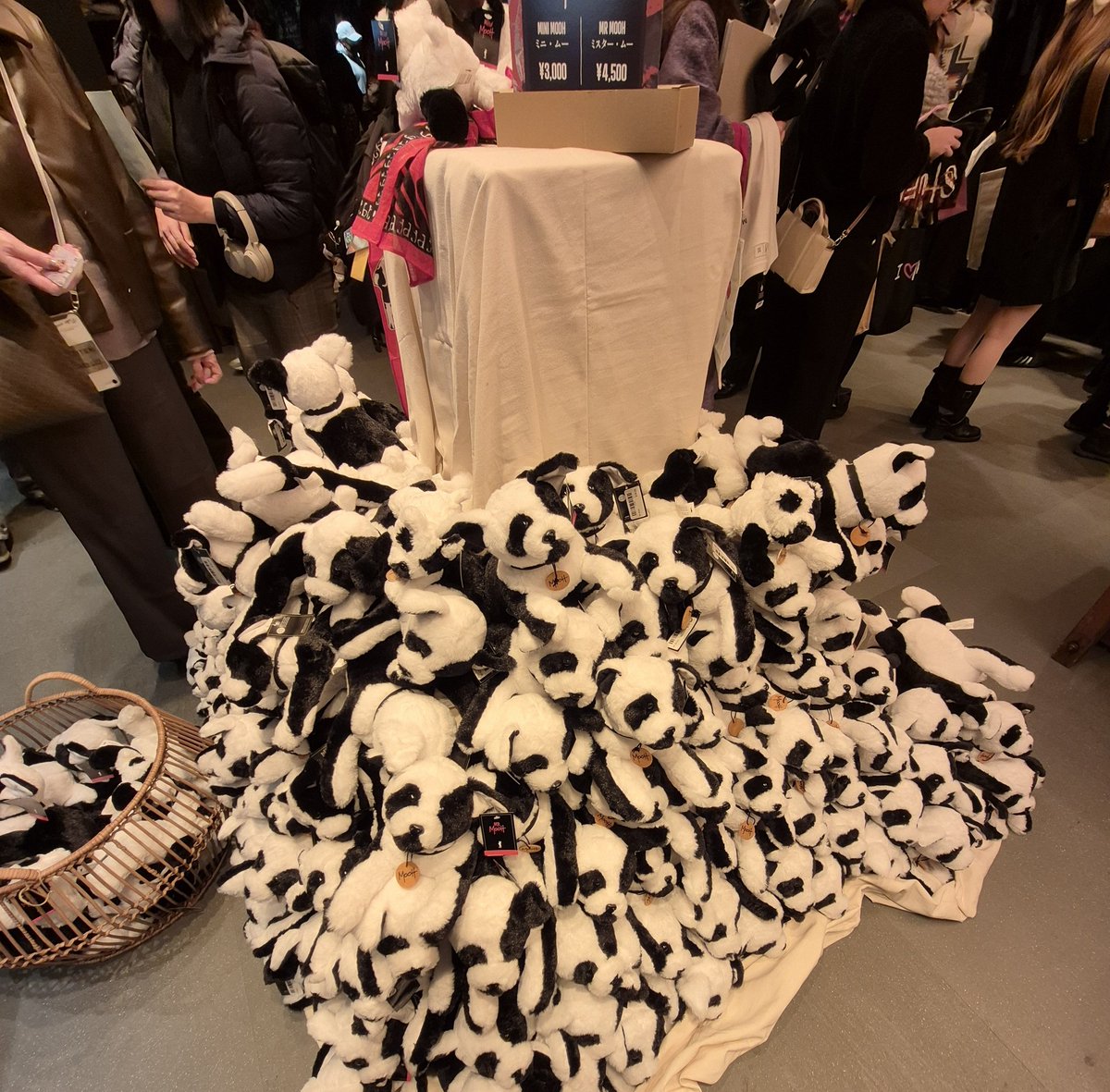 ジョニー・デップ展 「A Bunch of Stuff - Tokyo」 賑やかなグッズ売場