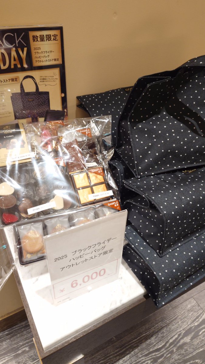 sheepland1's tweet image. ブラックフライデーなので、仕事帰りに入間のアウトレットと、コストコに寄ってから帰宅
バスボムのアドベントカレンダー１０００円Offだったから、12月から使おう✨
3つしかなくて、箱はボロいのしかなかったけど、楽しみ🎄