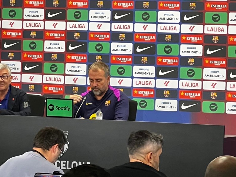 BarcaUniversal's tweet photo. 🚨 Hansi Flick: "Lamine Yamal not happy after coming off against Chelsea?"

"It's normal for him not to like being substituted. I was a player too, and sometimes I didn't react well."

"Cucurella is one of the best in his position, and it's not easy to play against him. Lamine has to focus on Alavés now."