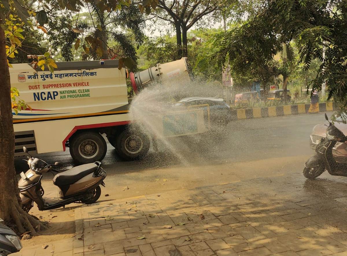 NMMConline's tweet image. *सर्व विभाग कार्यालय क्षेत्रातील रस्त्यांवर माती व धूळ प्रतिबंधक सखोल स्वच्छता मोहीमांची प्रभावी अंमलबजावणी*

*सविस्तर वृत्त लिंक*:
facebook.com/share/p/1DJV1v…

#AirPollution #airpollutionawareness #airpollutioncontrol #airpollutioneffects #nmmcsolidwastemanagementdepartment…