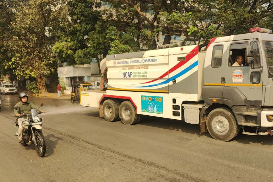 NMMConline's tweet image. *सर्व विभाग कार्यालय क्षेत्रातील रस्त्यांवर माती व धूळ प्रतिबंधक सखोल स्वच्छता मोहीमांची प्रभावी अंमलबजावणी*

*सविस्तर वृत्त लिंक*:
facebook.com/share/p/1DJV1v…

#AirPollution #airpollutionawareness #airpollutioncontrol #airpollutioneffects #nmmcsolidwastemanagementdepartment…