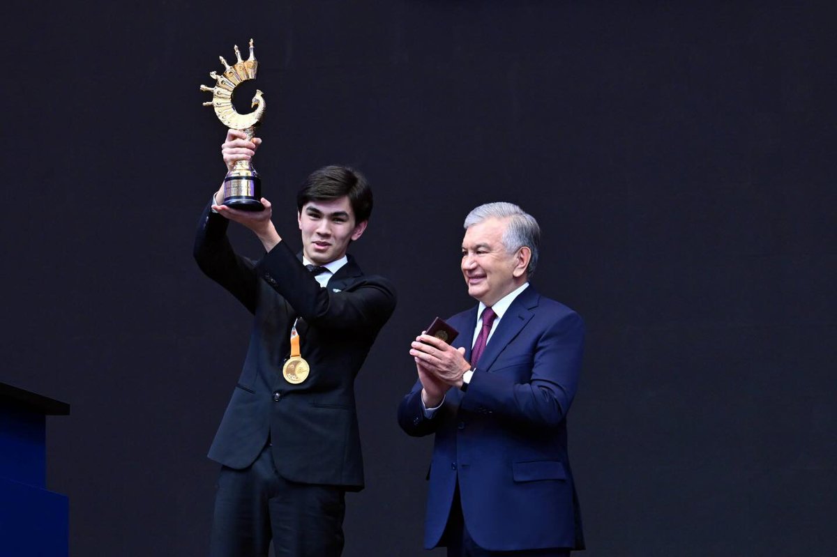 FIDE_chess's tweet image. 🇺🇿 A proud moment for Uzbek chess and a historic recognition for Javokhir Sindarov!

According to the decree of the President of the Republic of Uzbekistan Shavkat Mirziyoyev the FIDE World Cup 2025 winner Javokhir Sindarov has been awarded the honorary title of “Honored Athlete…