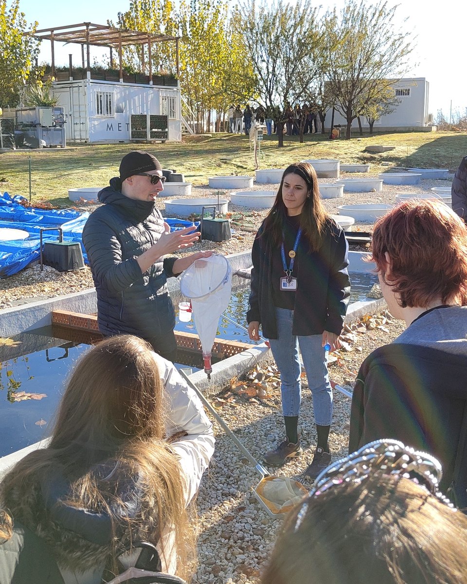 Hemos recibido la visita de estudiantes de la asignatura de microbiología perteneciente al Grado de Biología de la <a href="/urjc/">URJC</a>. Han podido hacer un recorrido por nuestra planta piloto de técnicas electroquímicas microbianas, así como por la estación de mesocosmos y por el filtro verde.
