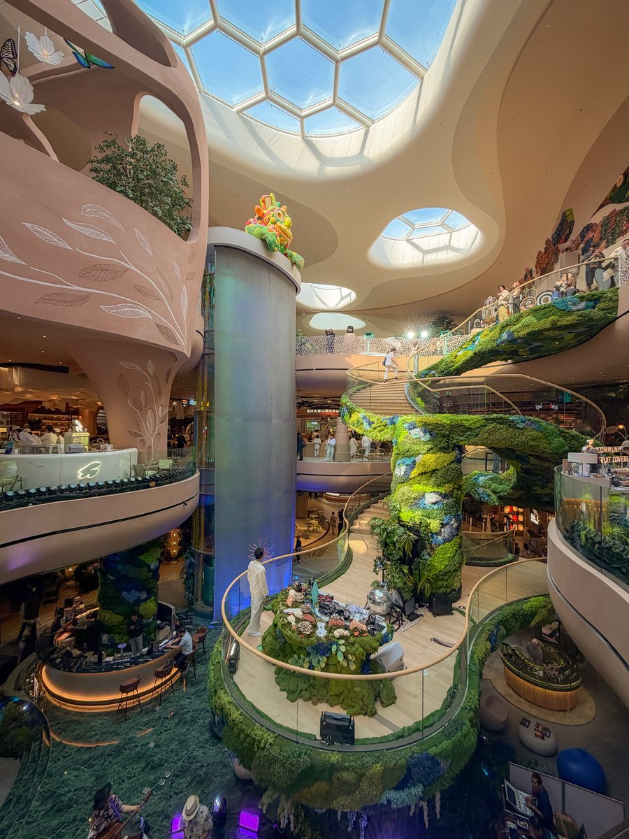 bjauntanywhere's tweet image. Nextopia 🌏🌱🍄🪸 เป็นโซนใหม่ที่เปิดชั้น 5 และ 5A เดินเข้าไปเหมือนหลุดไปอยู่ในโลกแฟนตาซี โลกอนาคต สถาปัตยกรรมไท่เหมือนอยู่ในห้างเลย แล้วทุกอย่างคือคิดมาหมดแล้ว ทั้งโครงสร้าง การจัดการอากาศและพลังงาน ที่นี่คือ ECO สุด ไม่ว่าจะเป็นการปล่อยความเย็นจากพื้นและน้ำตก…