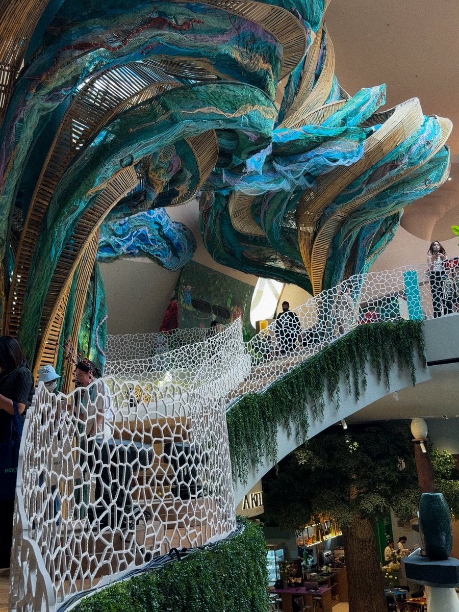 bjauntanywhere's tweet image. Nextopia 🌏🌱🍄🪸 เป็นโซนใหม่ที่เปิดชั้น 5 และ 5A เดินเข้าไปเหมือนหลุดไปอยู่ในโลกแฟนตาซี โลกอนาคต สถาปัตยกรรมไท่เหมือนอยู่ในห้างเลย แล้วทุกอย่างคือคิดมาหมดแล้ว ทั้งโครงสร้าง การจัดการอากาศและพลังงาน ที่นี่คือ ECO สุด ไม่ว่าจะเป็นการปล่อยความเย็นจากพื้นและน้ำตก…