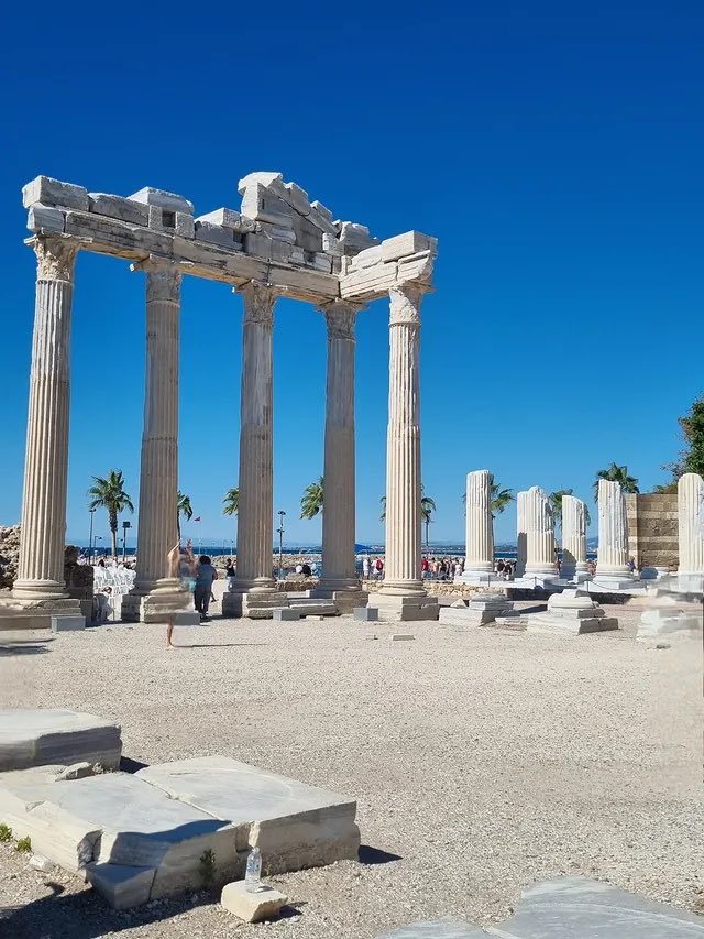 antiksehirler's tweet image. 🏛️ Side - Antalya 🏛️

Side antik dönemde Pamfilya Bölgesinin en önemli liman kentidir. M.Ö. 8 yy dayanan bir tarihe sahiptir. Nar anlamına gelen “Side” ismini Luviceden almıştır. 
📸 ulkuyuuksel 📸

#sehrininfarkınavar #side #antalya