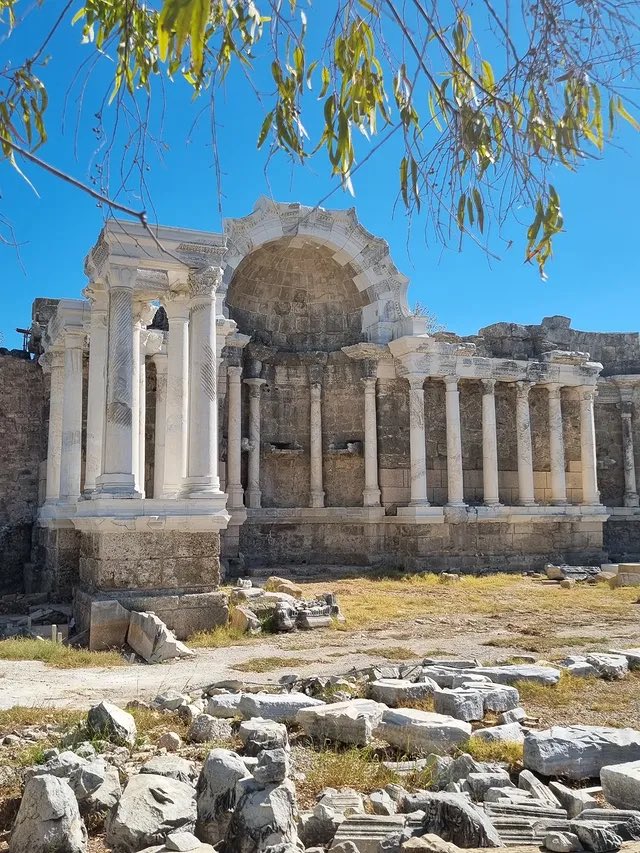 antiksehirler's tweet image. 🏛️ Side - Antalya 🏛️

Side antik dönemde Pamfilya Bölgesinin en önemli liman kentidir. M.Ö. 8 yy dayanan bir tarihe sahiptir. Nar anlamına gelen “Side” ismini Luviceden almıştır. 
📸 ulkuyuuksel 📸

#sehrininfarkınavar #side #antalya