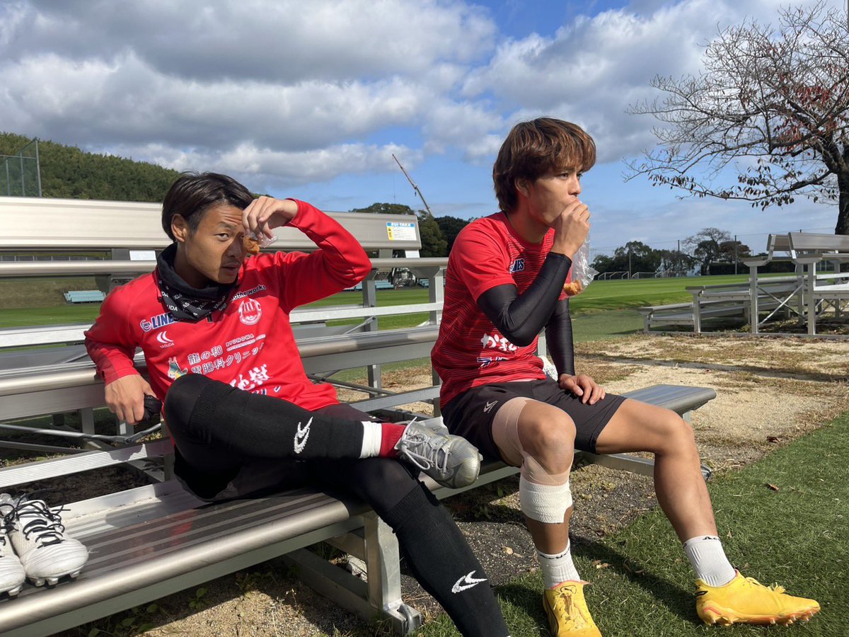 遅くなりましたが…
最終戦前に焼きとり凡石垣店さんからサーターアンダギーの差し入れいただきました🍩お店にはポスターなど飾っていただいてます！
いつも応援ありがとうございます🚩⚽️

#ヴェルスパ大分 #JFL #サッカー #別府