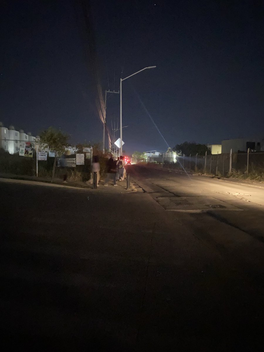 Lunatos's tweet photo. @JuanJoseFrangie @ZapopanGob @CFE_Contigo  así todos los días uno espera tomar su transporte público, a obscuras , ayúdenos a sentirnos seguros 🙏
Esto es en antiguo camino a Tesistan esquina Av jalisco https://t.co/99c82GQE24