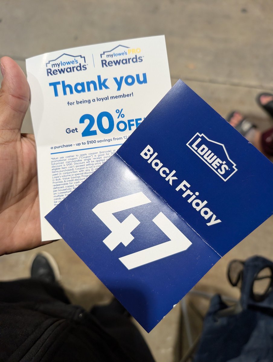 SmooshMee's tweet photo. Happy #blackfriday #buckethedz I almost missed it. #waitinginline #lowesbucket 🪣🤖🦾 Got a bucket with some items I needed. Thanks #lowes Have a great weekend. #2kprize #coffecheers 🤜🏾🌲 https://t.co/bQNbJc3yVv