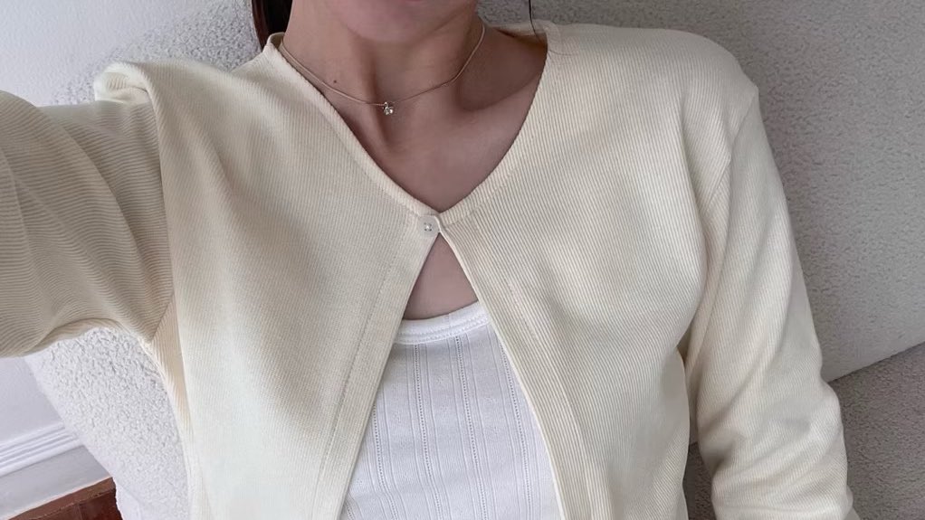 sonhosaurus's tweet image. เสื้อคาร์ดิแกนตัวนี้เลยย ทรงสวย + สีน่ารักม้ากกก เอาไว้ใส่คลุมช่วงนี้ได้อยู่นะ ใครเล็งสี butter อยู่ ตอนนี้เขาเติมแล้วด้วยคั้บบ🍰🎀💭