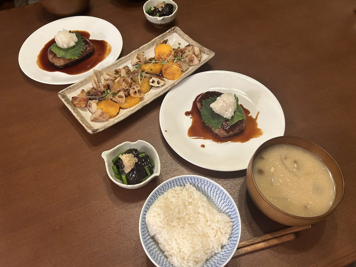 shotta_cooking's tweet photo. 本日のばんごはんは
なめこの味噌汁
茄子の揚げ浸し
柿とれんこんのソテー
和風おろし豆腐ハンバーグ
です https://t.co/GSvFj4V1P7