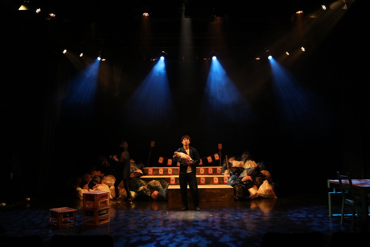 souzou_street's tweet image. #息をする動物
上演記念期間限定公開
「明日くじらが降ってくる(2021)」
youtu.be/udxERKzbJr0?si…

会場は同じ大阪市立芸術創造館です。

視聴可能期間
2025年12月15日(月)まで。

ー作品紹介ー
2021年、ある日世界中の空を黒い物体が覆った。
正体を突き止めようとするが目的も正体も分からなかった。…