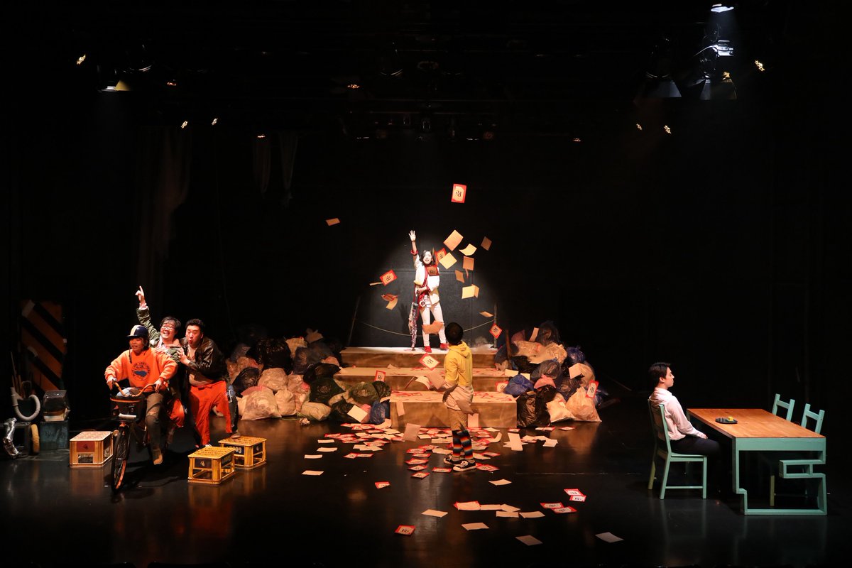 souzou_street's tweet image. #息をする動物
上演記念期間限定公開
「明日くじらが降ってくる(2021)」
youtu.be/udxERKzbJr0?si…

会場は同じ大阪市立芸術創造館です。

視聴可能期間
2025年12月15日(月)まで。

ー作品紹介ー
2021年、ある日世界中の空を黒い物体が覆った。
正体を突き止めようとするが目的も正体も分からなかった。…