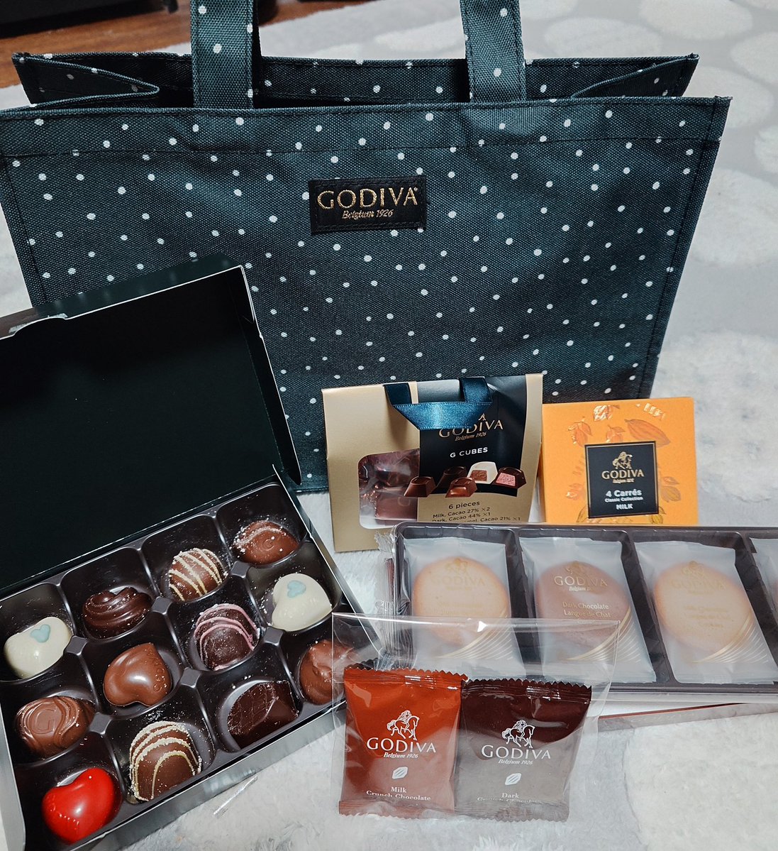 sheepland1's tweet image. ブラックフライデー限定のゴディバのトートバッグ付きアウトレット仕様のセット

6000円は正直高い‼️
けど、定価で買うよりはお得なのかしらね🤔
百貨店仕様は、キラキラのゴールドバッグだったような？