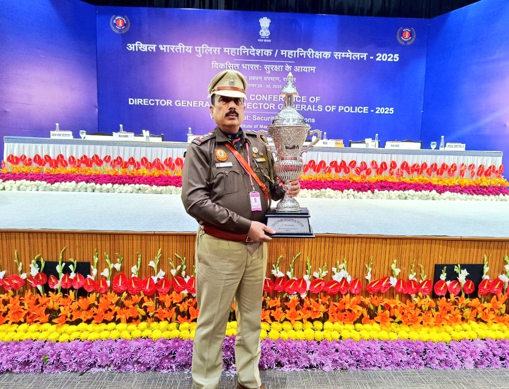 भारत में सर्वश्रेष्ठ पुलिस स्टेशन का चयन विभिन्न पैमानों पर होता है I गाजीपुर थाने को इस वर्ष सर्वश्रेष्ठ पुलिस स्टेशन का अवार्ड मिला है I गाजीपुर थाने के स्टाफ, SHO, Acp,DCP की मेहनत और सभी के सहयोग का नतीजा है। दिल्ली पुलिस और संपूर्ण दिल्ली वासियों को हार्दिक शुभकामनाएं <a href="/ANI/">ANI</a>